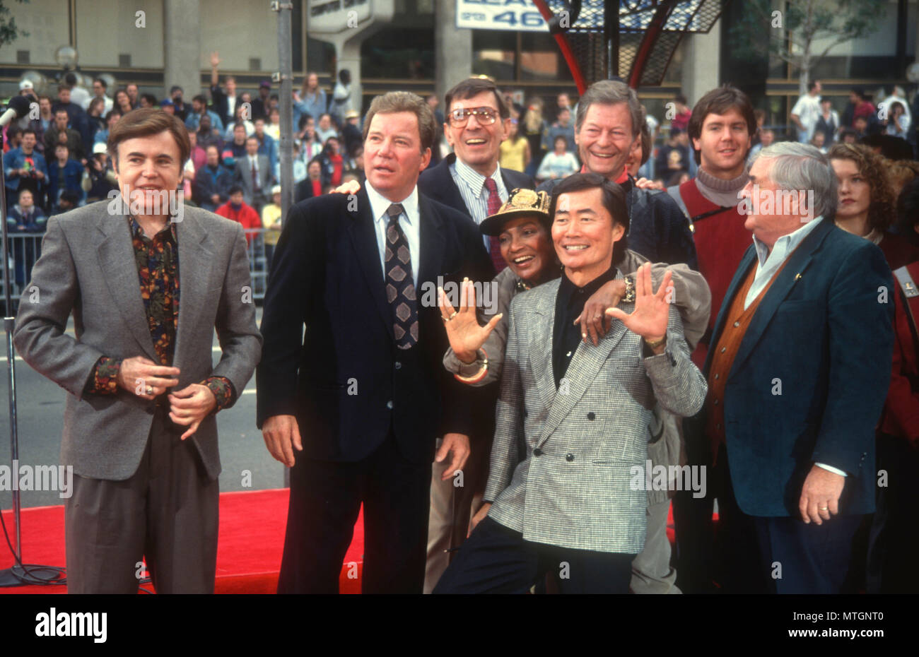 HOLLLYWOOD, CA - 12. Juni: (L-R) Schauspieler Walter Koenig, William Shatner, Leonard Nimoy, Nichelle Nichols, George Takei, DeForest Kelley und James Doohan nehmen an der von 'Star Trek' Hand und Fußabdruck Zeremonie am 12. Juni 1991 im Mann's Chinese Theater in Holllywood, Kalifornien. Foto von Barry King/Alamy Stock Foto Stockfoto