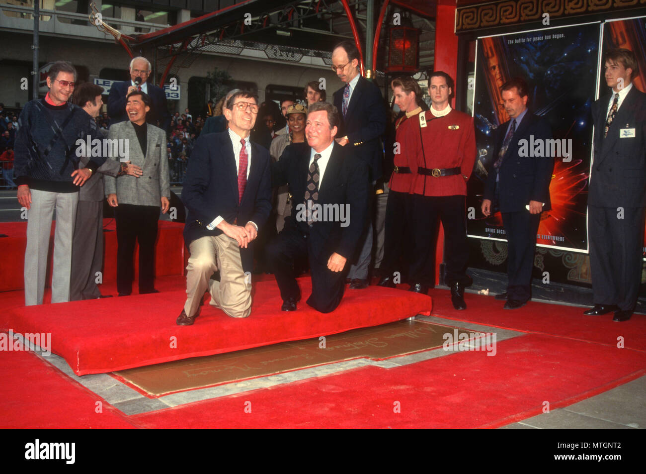 HOLLLYWOOD, CA - 12. Juni: (L-R) Schauspieler DeForest Kelley, Walter Koenig, George Takei, William Shatner und Leonard Nimoy nehmen an der von 'Star Trek' Hand und Fußabdruck Zeremonie am 12. Juni 1991 im Mann's Chinese Theater in Holllywood, Kalifornien. Foto von Barry King/Alamy Stock Foto Stockfoto