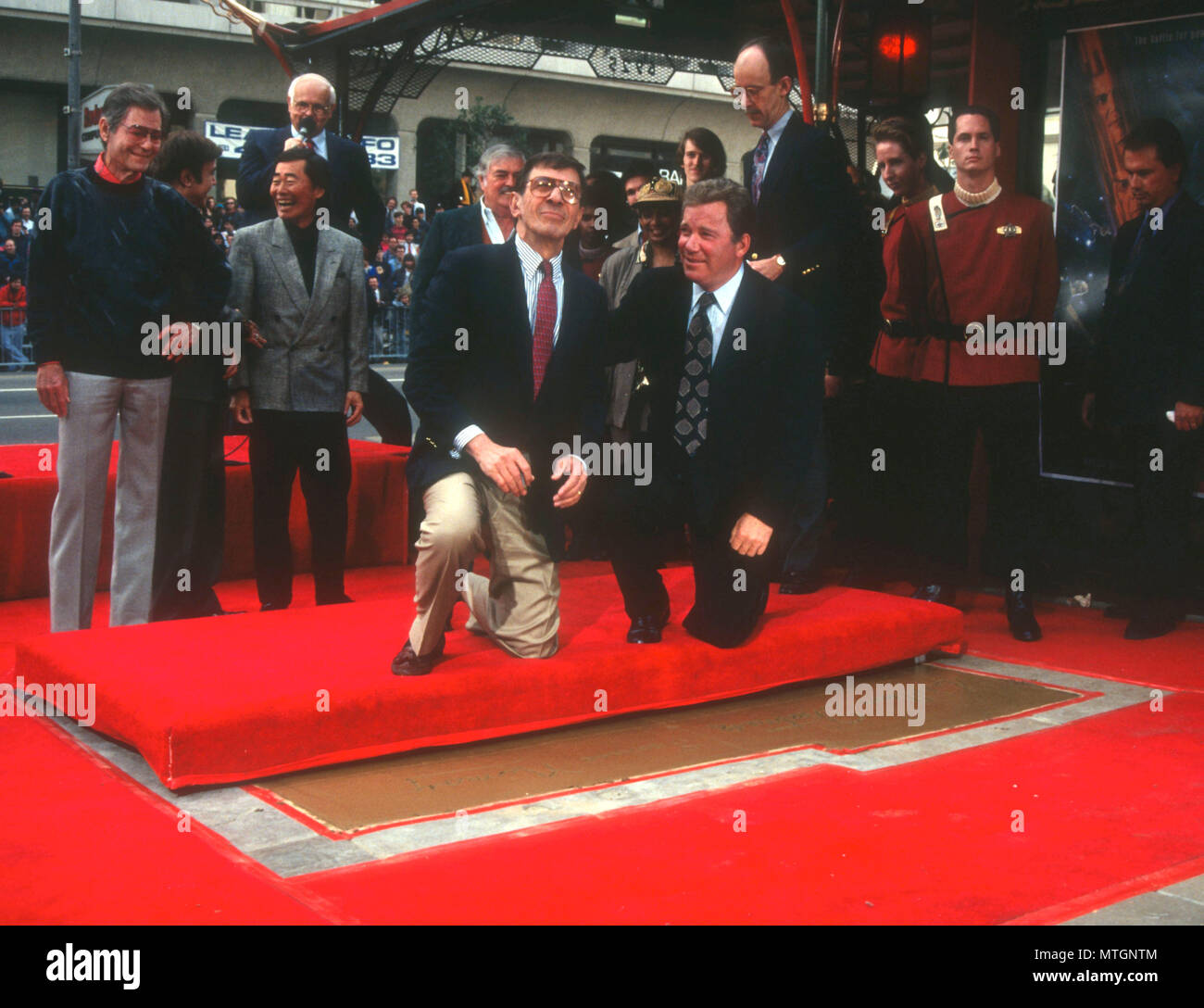 HOLLLYWOOD, CA - 12. Juni: (L-R) Schauspieler DeForest Kelley, Walter Koenig, George Takei, William Shatner und Leonard Nimoy nehmen an der von 'Star Trek' Hand und Fußabdruck Zeremonie am 12. Juni 1991 im Mann's Chinese Theater in Holllywood, Kalifornien. Foto von Barry King/Alamy Stock Foto Stockfoto