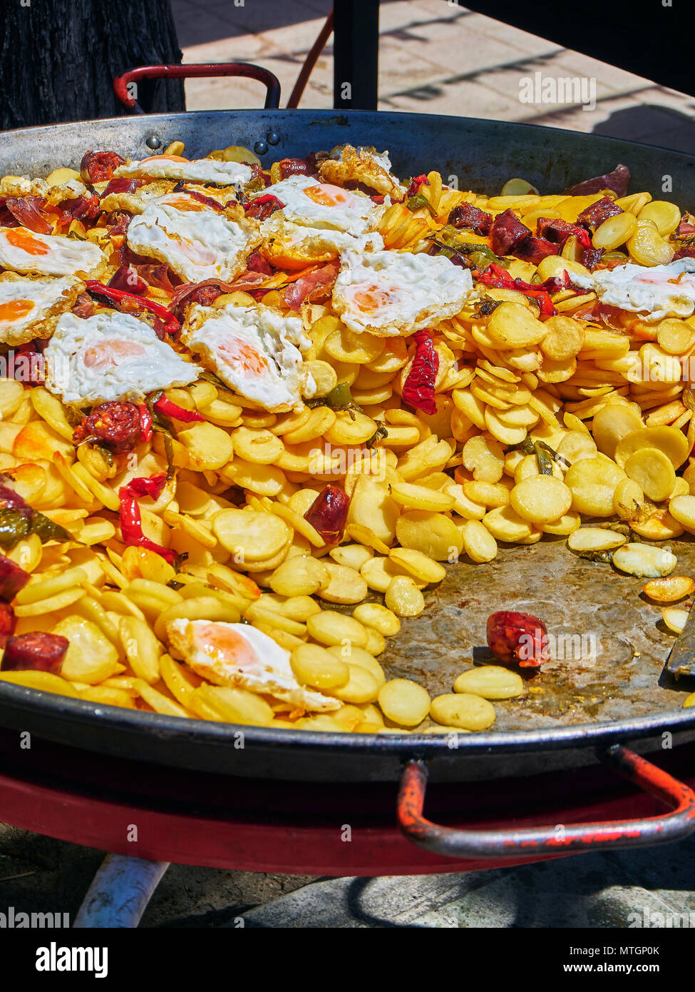 Spanische Eier. Spiegeleier mit Chorizo, Kartoffeln und Paprika in der Pfanne. Spanisch Street Food. Stockfoto