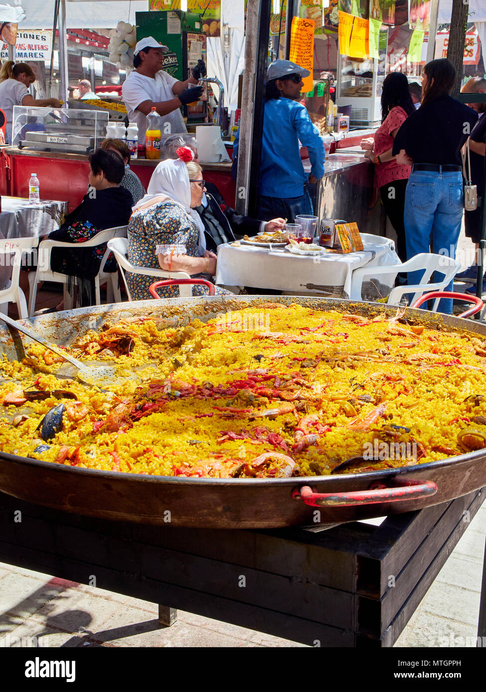 Madrid, Spanien - 15. Mai 2018. Bürger gekleidet wie Chulapos essen Spanische Paella in einem gastronomischen am Fest des San Isidro Labrador ausgeht, in Prader Stockfoto