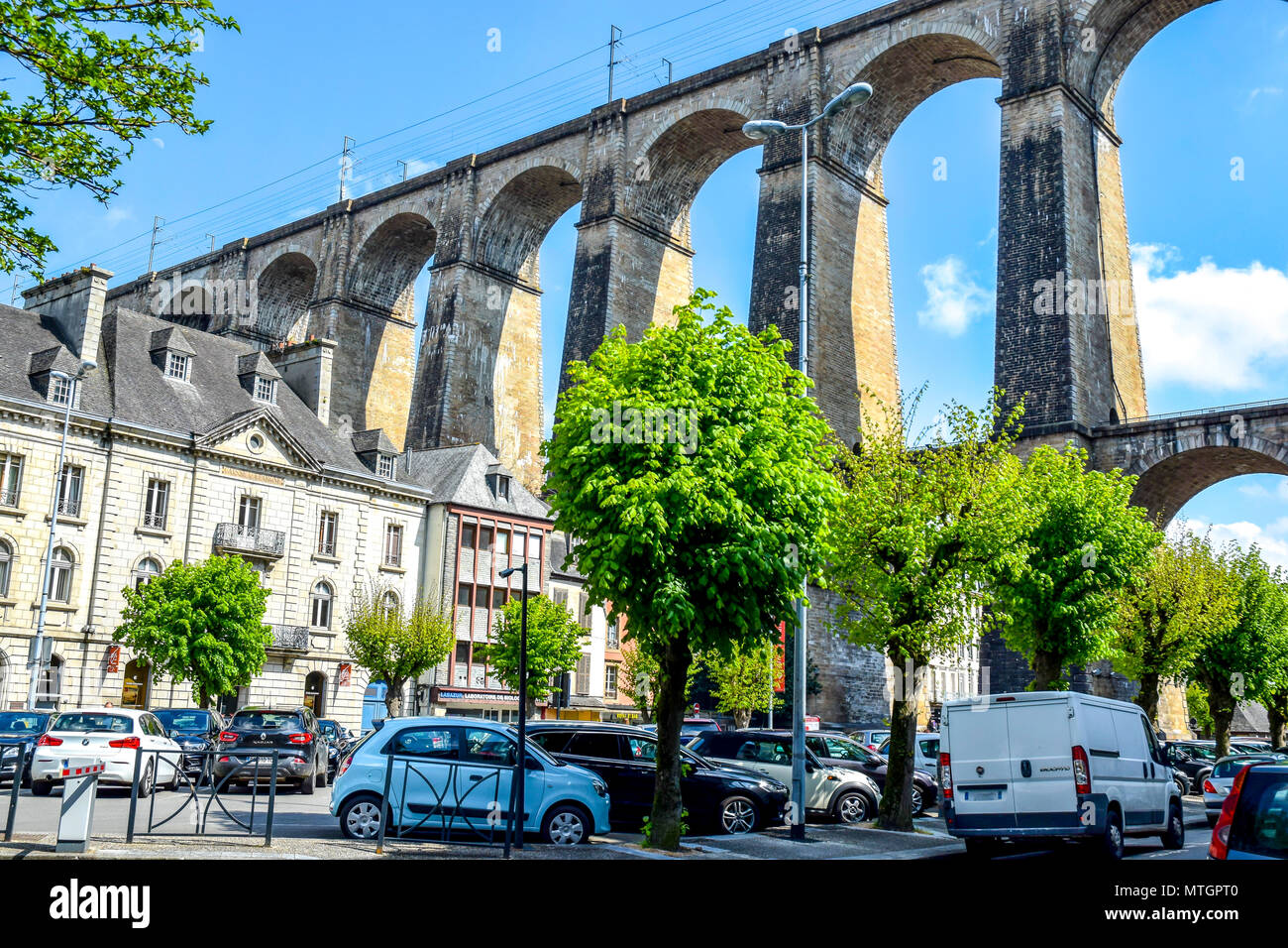 1800 Viadukt in Morlaix, Bretagne, Frankreich droht über die Stadt unten. Stockfoto