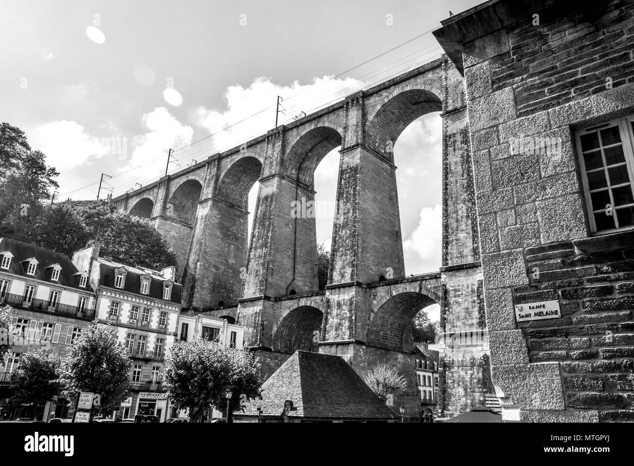 Schichten von Bau aus Stein in der Häuser, Kirchen, und ein Viadukt in Morlaix, Bretagne, Frankreich. Stockfoto