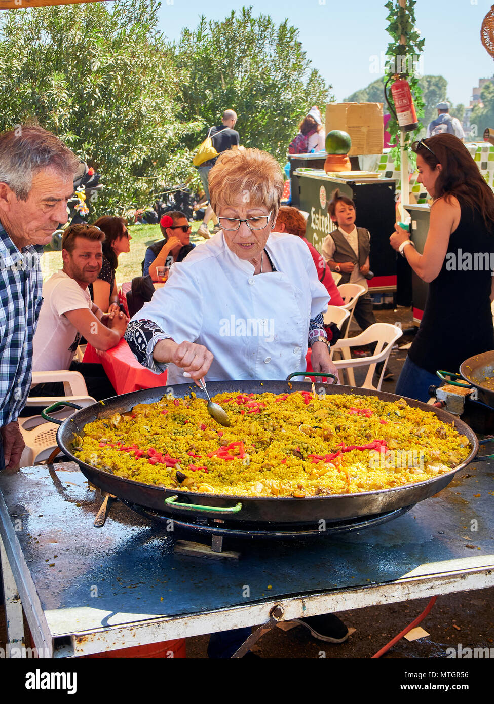 Madrid, Spanien - 15. Mai 2018. Spanische Paella im Gange. Ein Koch Verkostung ihrer Paella auf eine gastronomische Messe. Stockfoto