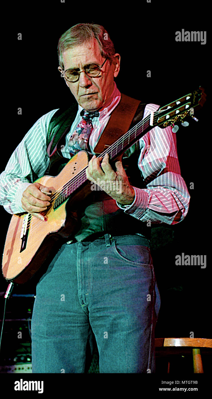 Washington, DC., USA, 21. März 1992 Guitartist Chet Atkins mit dem Flecktones live während des 50-jährigen Jubiläums Show aus den Studios" der Stimme Amerikas. Credit: Mark Reinstein/MediaPunch Stockfoto