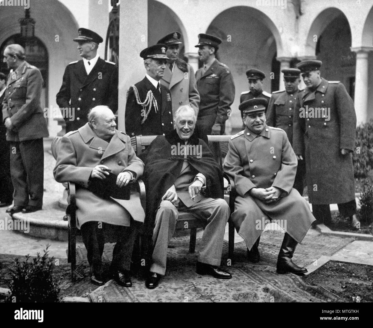 Der britische Premierminister Winston Churchill, der US-Präsident Franklin Roosevelt, und der sowjetische Staatschef Josef Stalin in Jalta im Februar 1945 ihre gemeinsame Besatzung in Deutschland und die Pläne für die Nachkriegszeit in Europa zu diskutieren. Hinter ihnen stehen, von links, Feldmarschall Sir Alan Brooke, Fleet Admiral Ernest König, Fleet Admiral William D. Leahy, General der Armee George Marshall, Major General Laurence S. Kuter, General Aleksej Antonov, Vice Admiral Stepan Kucherov, und Admiral der Flotte Nikolay Kuznetsov. Februar 1945. Stockfoto