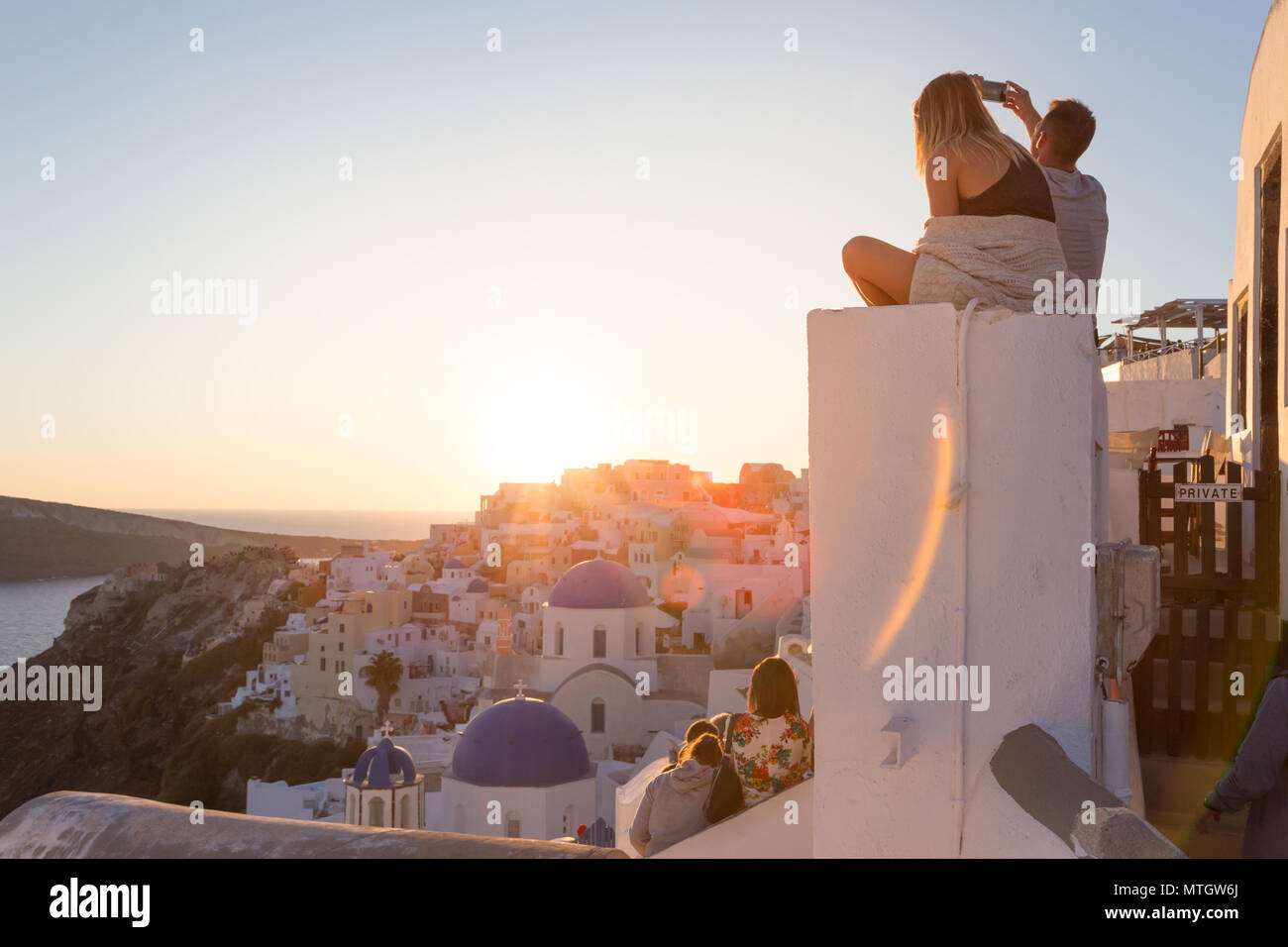 Paar beobachten Sonnenaufgang und Urlaub Fotos auf der Insel Santorin, Griechenland. Stockfoto