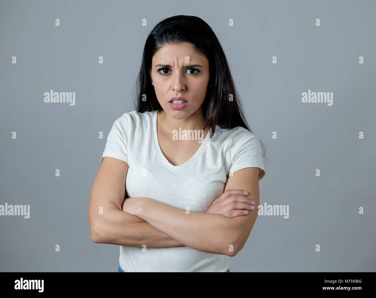 Nahaufnahme, Porträt einer attraktiven jungen Latin Frau mit einem wütenden Gesicht. Suchen wütend und Moody mit einem intensiven Blick, Ärger und Zorn. Menschliche Stockfoto