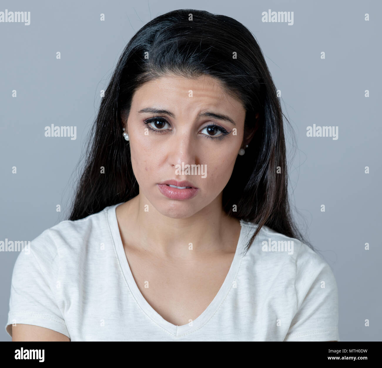 Nahaufnahme, Porträt einer schönen jungen latin Hispanic Frau mit einen Deprimierten Gesicht. Suchen miserabel, melancholisch und traurig. Menschliche Mimik und Stockfoto