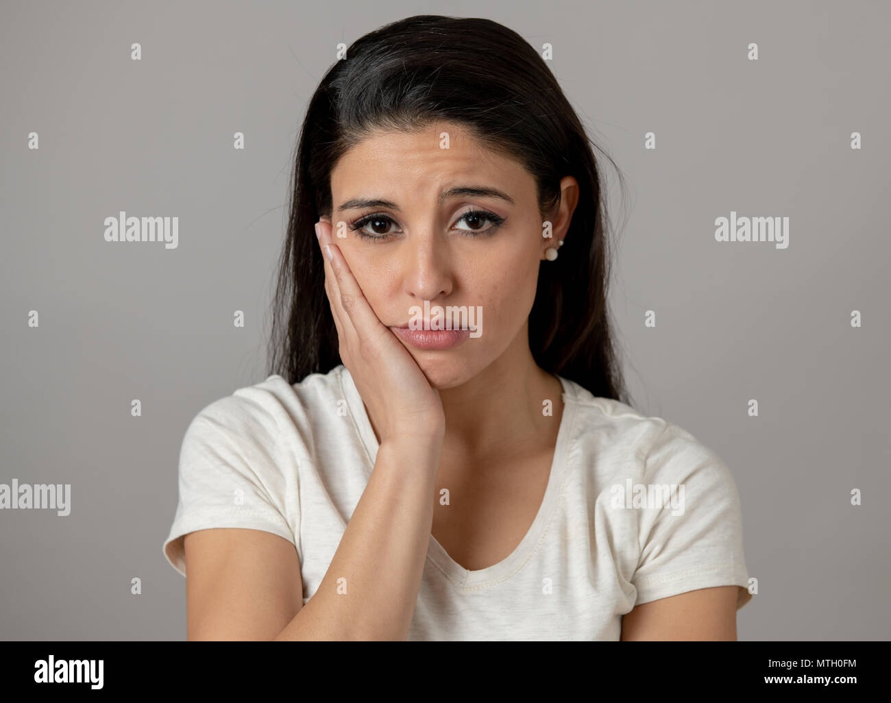 Nahaufnahme, Porträt einer schönen jungen latin Hispanic Frau mit einem traurigen Gesicht. Suchen miserabel, Melancholie und deprimiert. Menschliche Mimik und Stockfoto