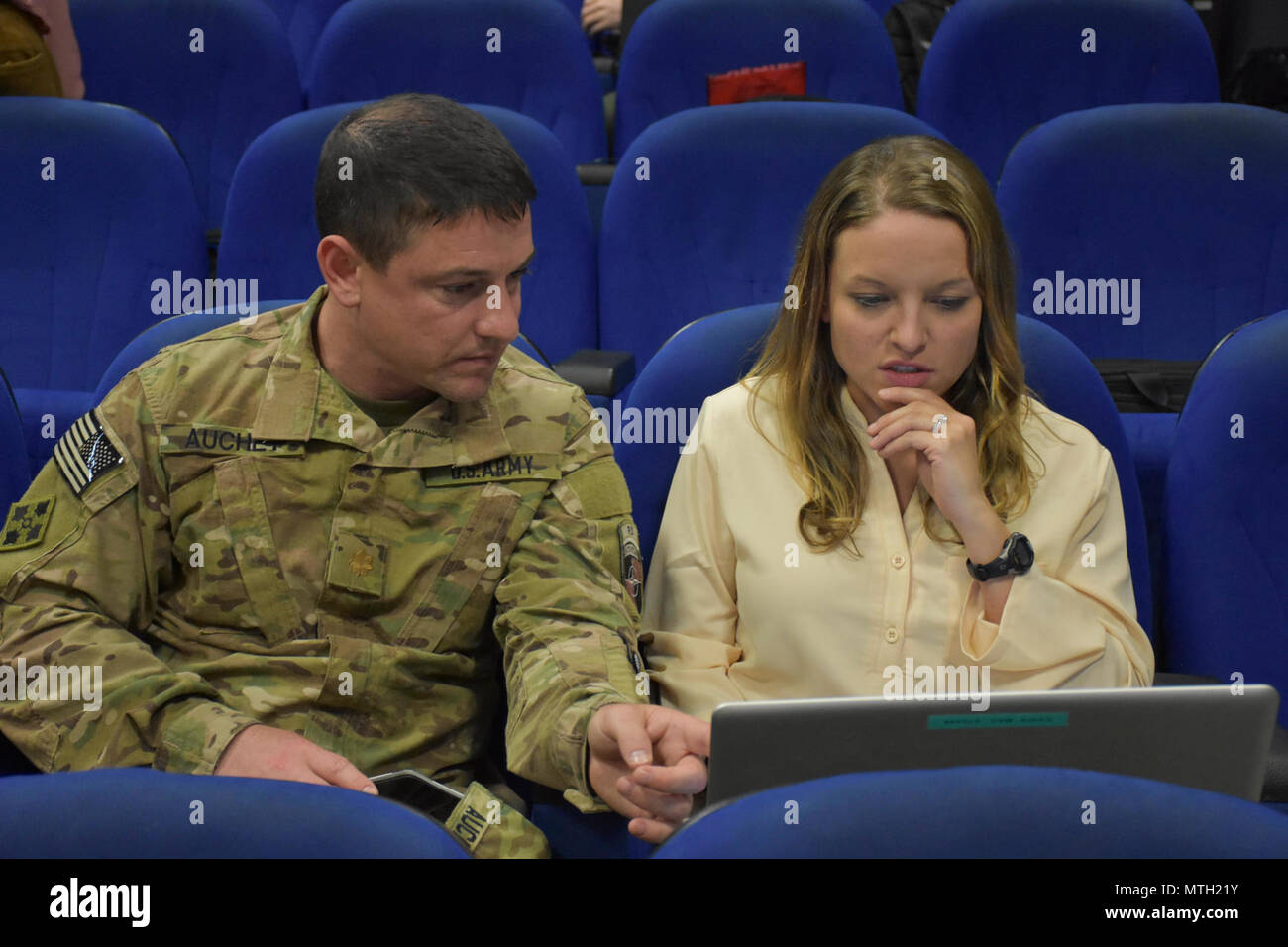 Megan Gully der Armee Materiel Kommando Public Affairs, arbeitet mit Maj. Jared Auchey auf Live twittern Verteidigungsminister James Mattis' Besuch in der entschlossenen Unterstützung Hauptquartier in Kabul, Afghanistan. Stockfoto