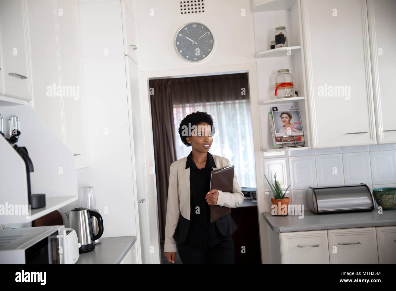 Immobilienmakler stehen in der Küche Stockfoto