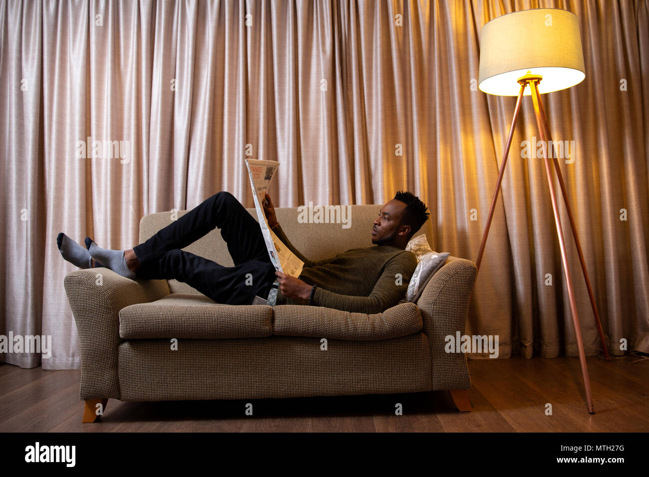Mann lesen auf der Couch Stockfoto Mann lesen auf der Couch Stockfoto