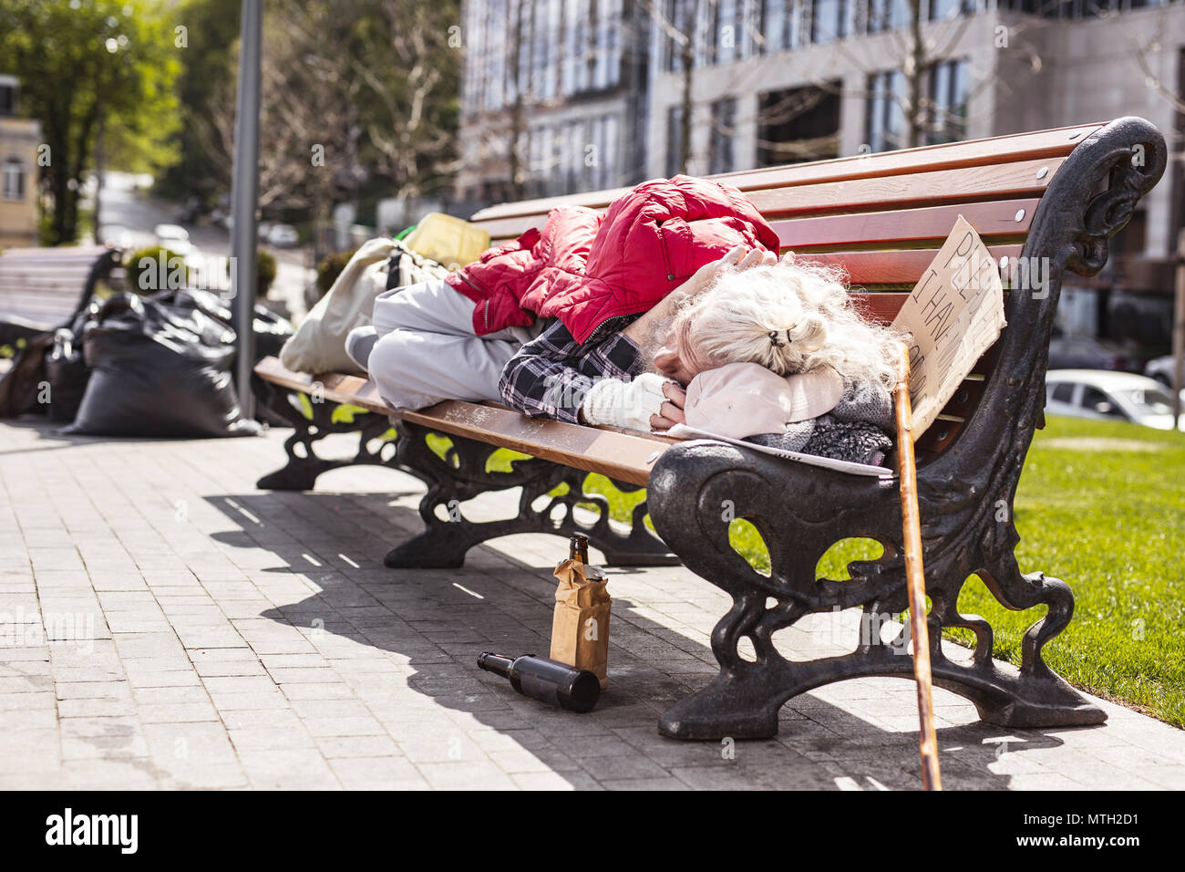 Armer alter Mann ruhen Stockfoto