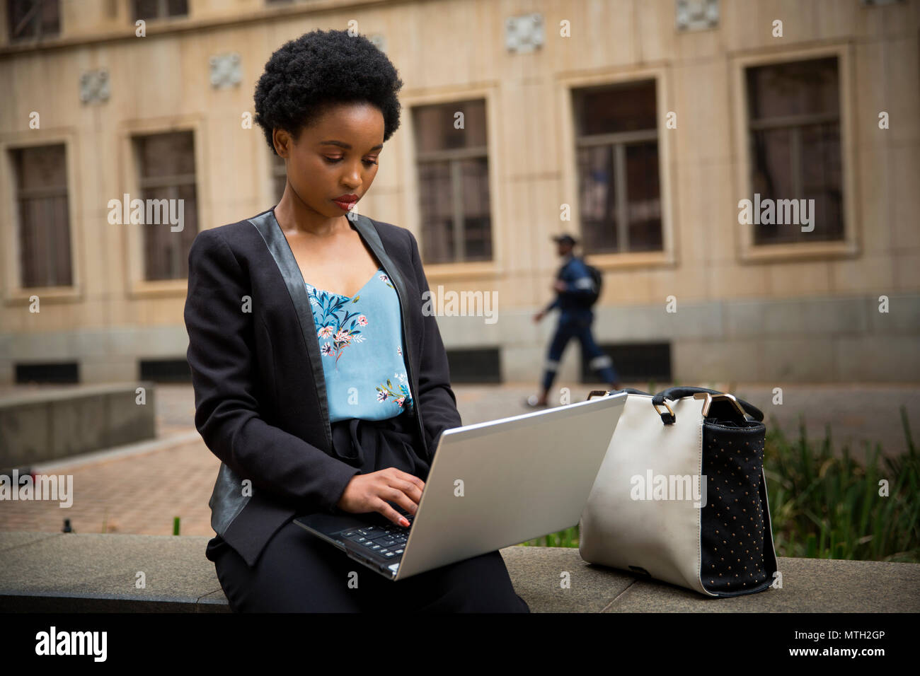 Geschäftsfrau, die Arbeiten am laptop Stockfoto