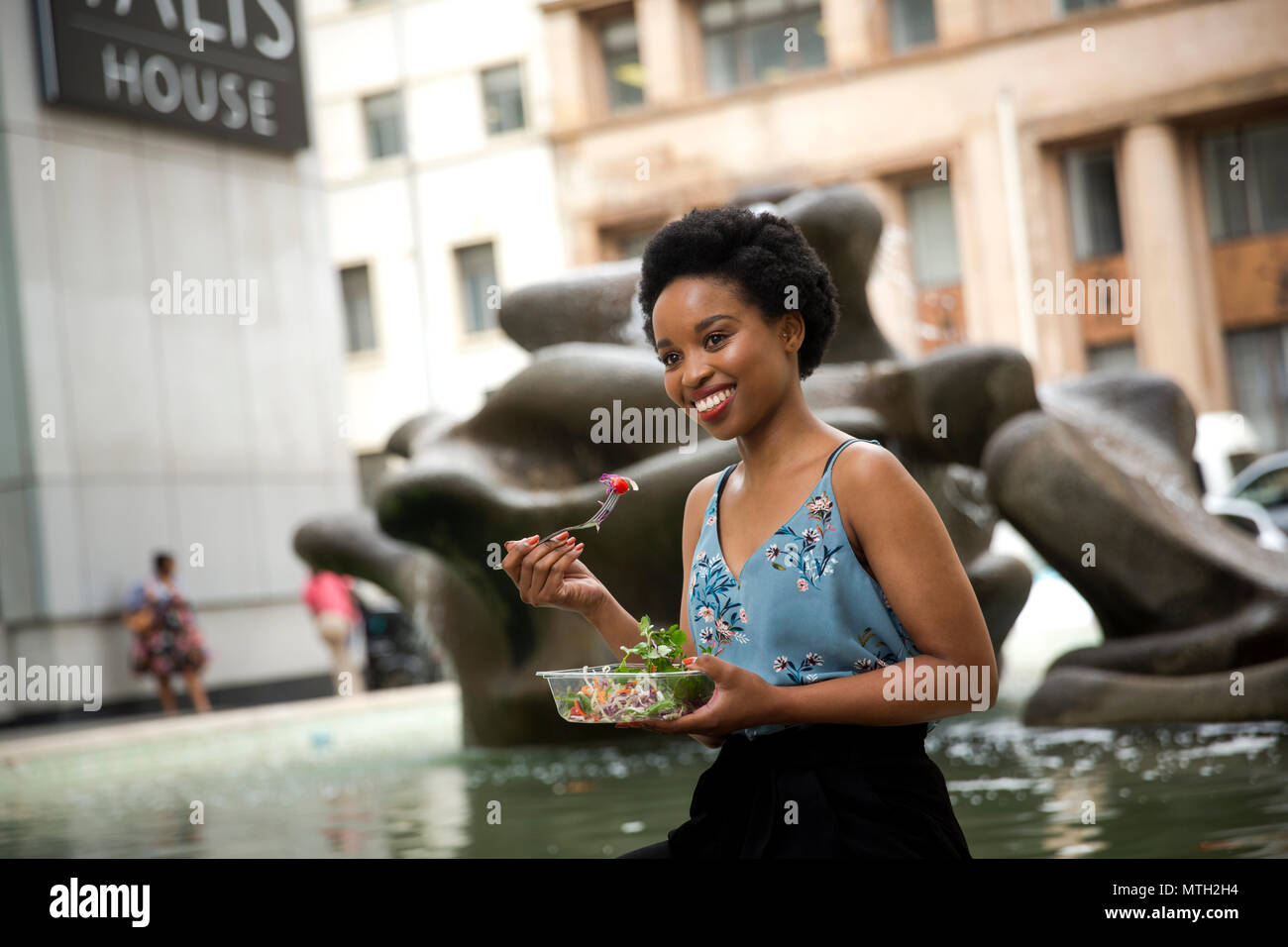 Frau Salat essen Stockfoto