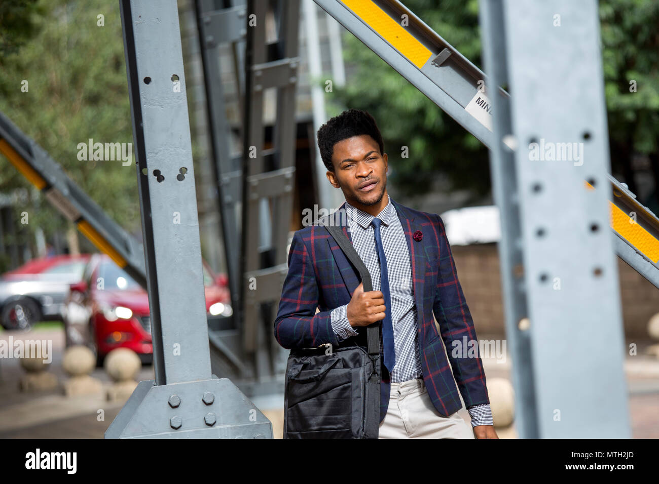 Business Mann zu Fuß durch die Stadt Stockfoto