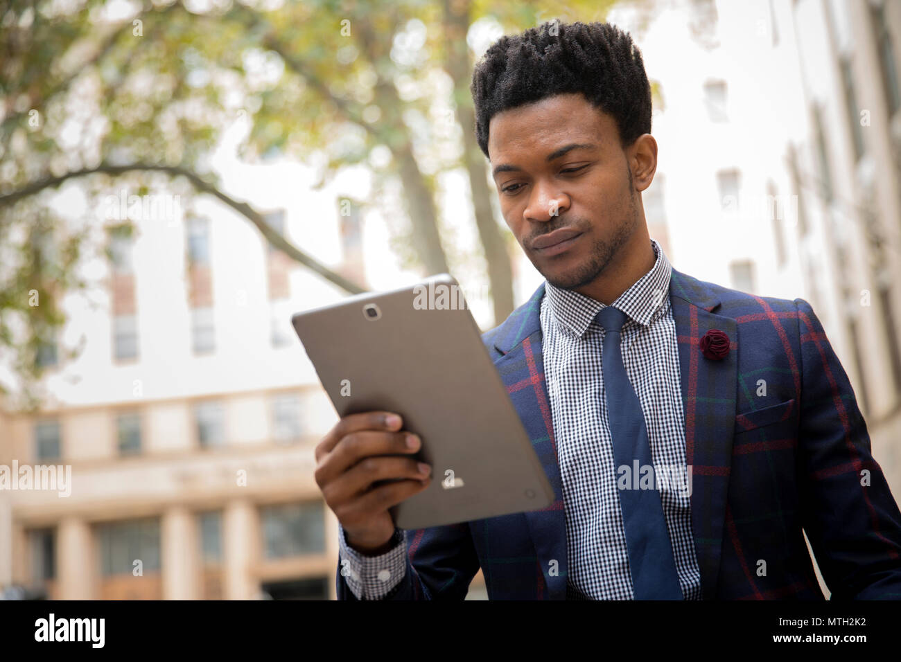 Business mann Lesen eines Tablet Stockfoto