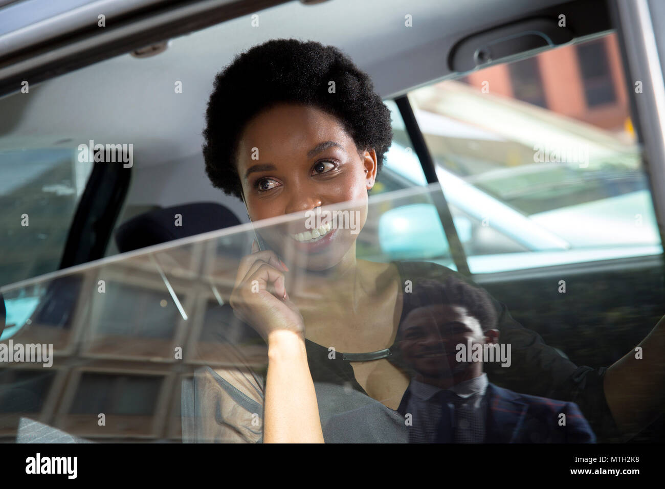 Frau sitzt im Auto Blick aus dem Fenster Stockfoto