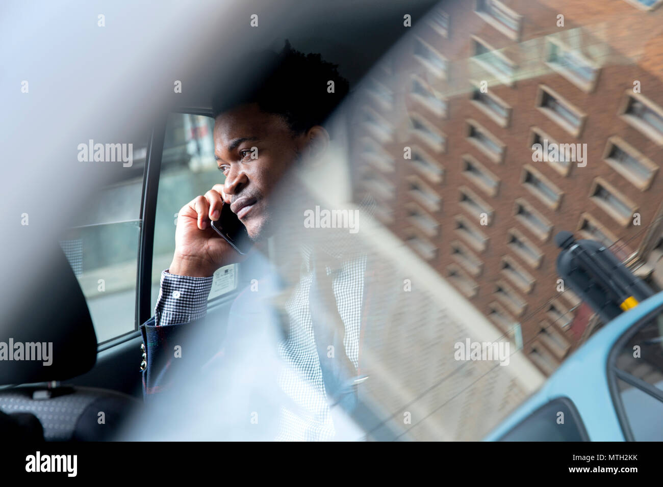 Business Mann durch Auto Fenster gesehen Stockfoto