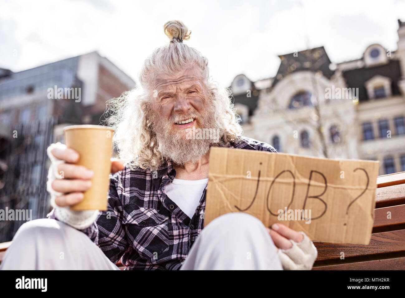 Unglücklich alter Mann bettelnd auf der Straße Stockfoto