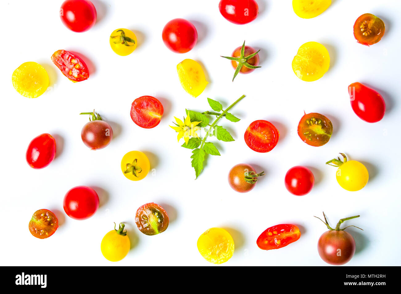 Rot, Gelb und Grün Cherry Tomaten Hintergrund flach Stockfoto