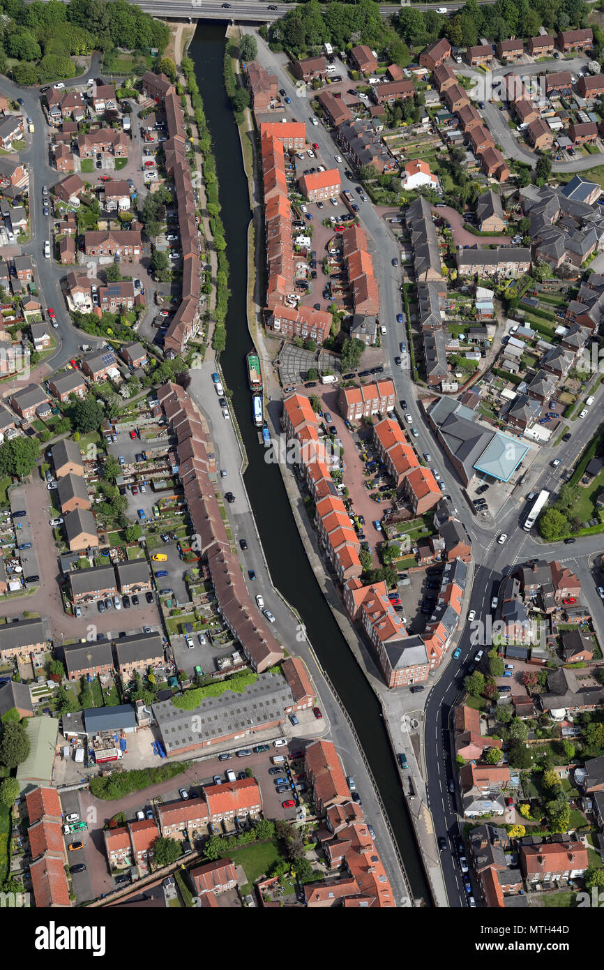 Luftbild der neuen Wohnungen im Beckside, Beverley Beck, Beverley, East Yorkshire Stockfoto