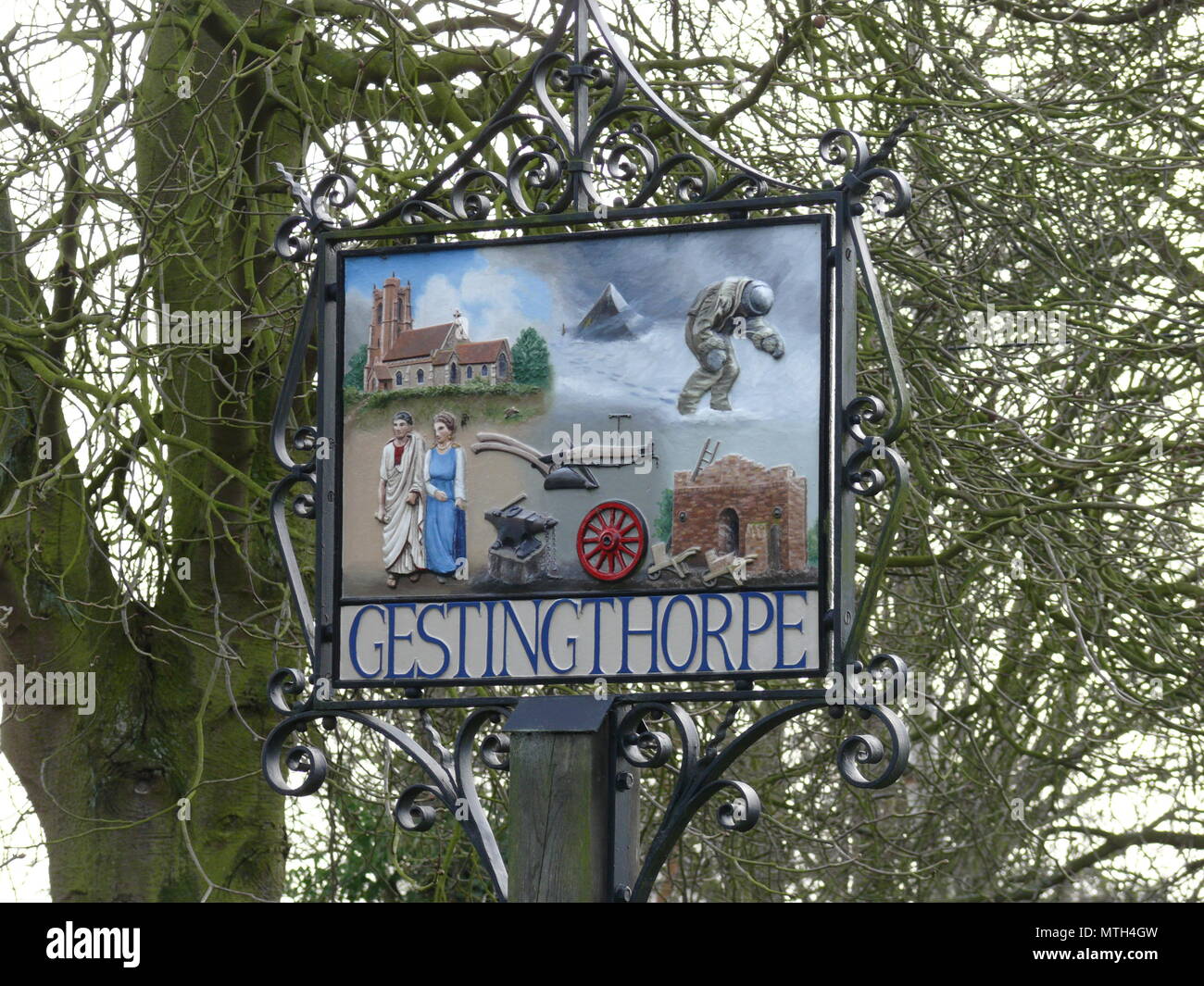 Dorf Zeichen für Gestingthorpe, Suffolk, England, mit einem Bild von Captain Oates in der oberen rechten Ecke Stockfoto