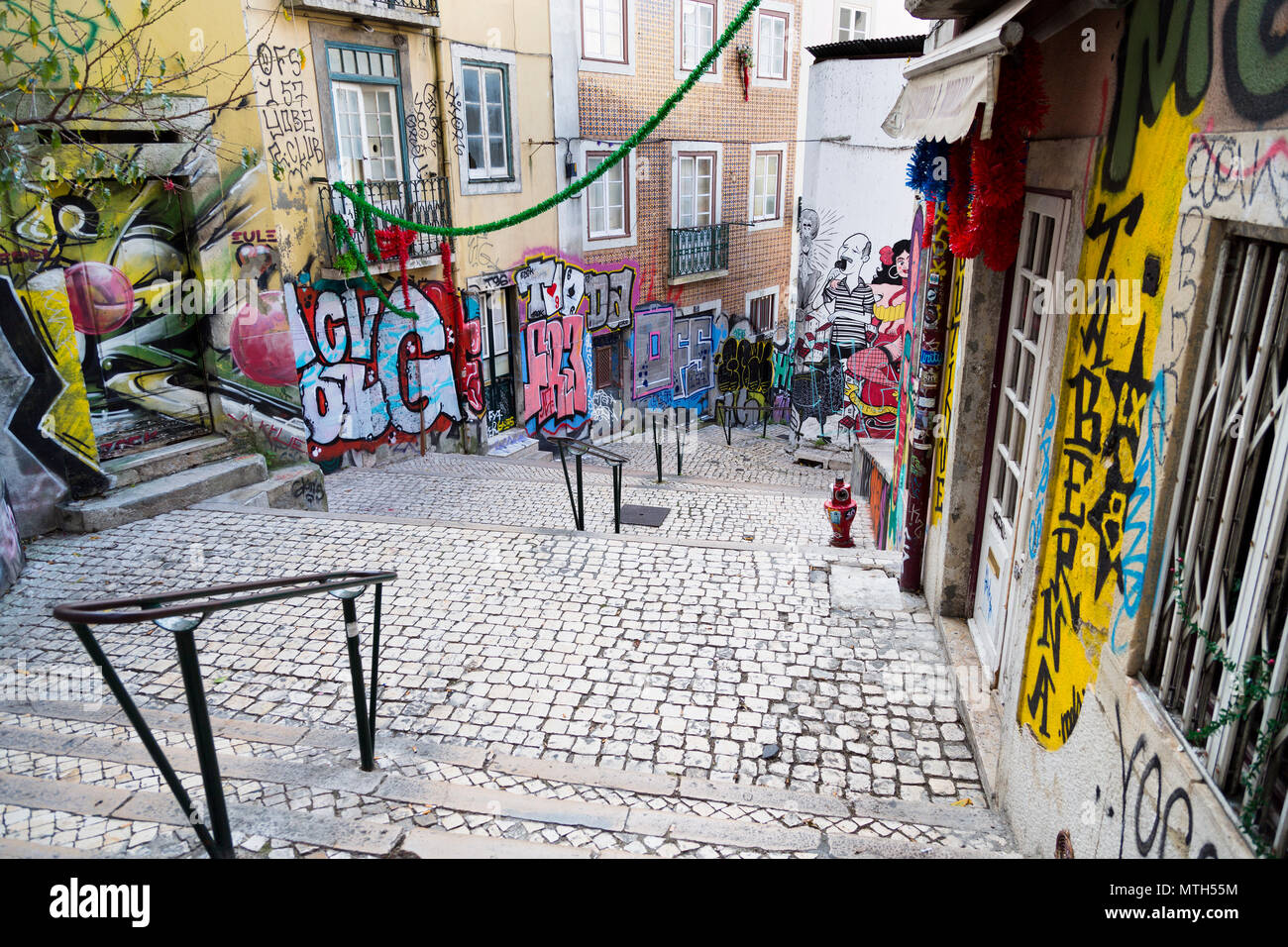Graffiti An Den Wanden In Escadinhas De Sao Cristovao Lissabon Portugal Stockfotografie Alamy