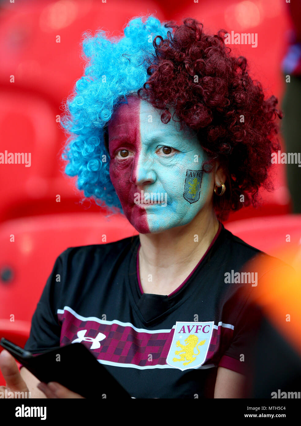 Ein Aston Villa Fan auf der Tribüne zeigt Ihre Unterstützung während der Sky Bet Meisterschaft finale im Wembley Stadion, London. Stockfoto