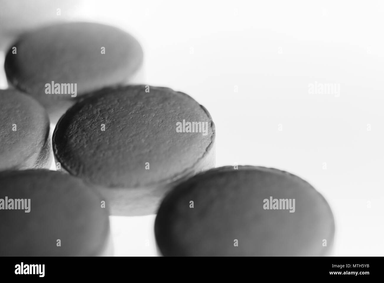 Grau Medizin Tabletten. Apotheke Pillen auf isolierten Hintergrund mit Platz für Text. Makro Nahaufnahme. Stockfoto