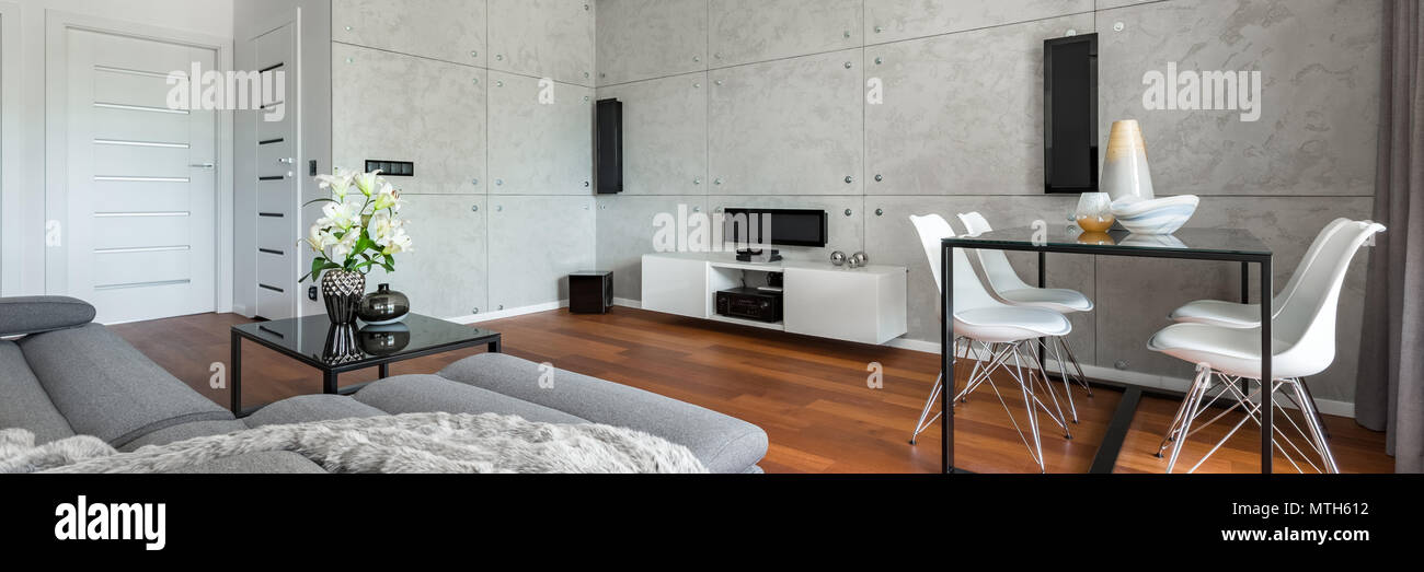 Wohnzimmer mit Tisch, Stühlen und weiß grau Couch, Panorama Stockfoto