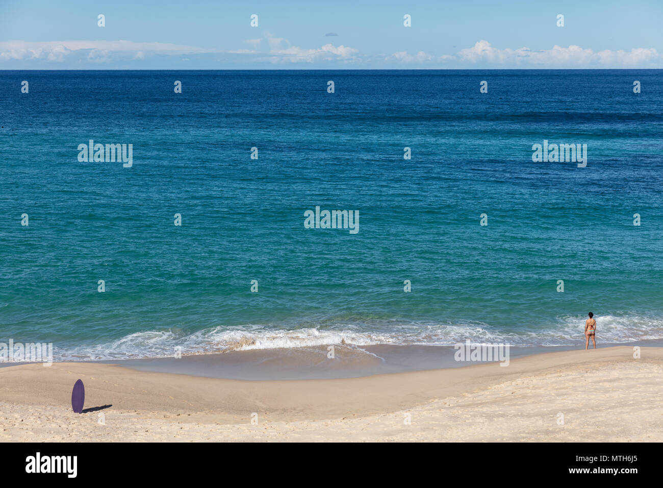 Surfboard und Schwimmer an Bronte Beach in Sydney, NSW, Australien Stockfoto