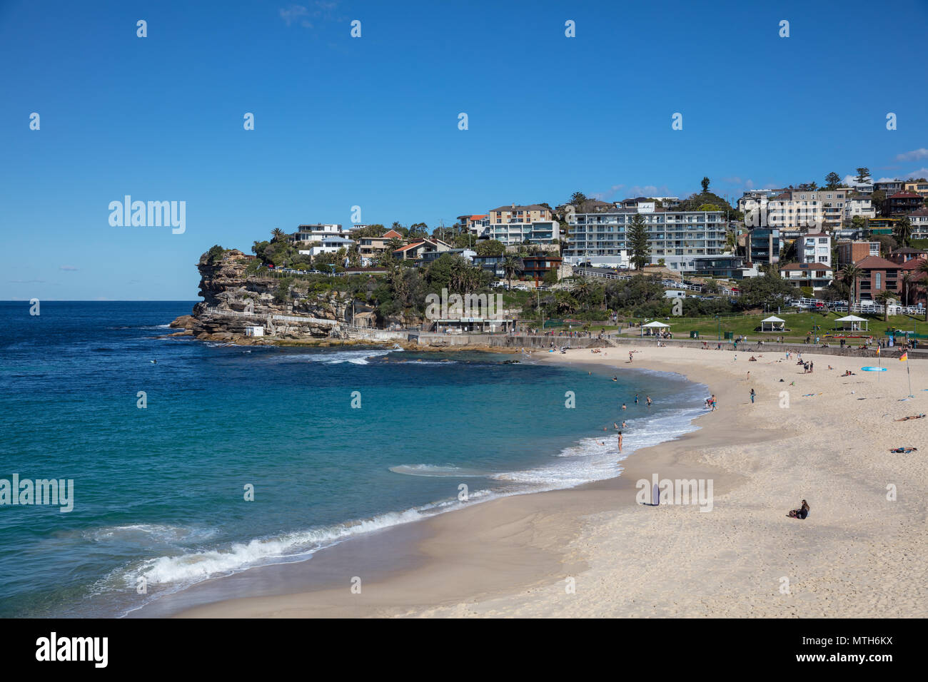 Schwimmen und Surfen am Bronte Beach in Sydney, NSW, Australien Stockfoto