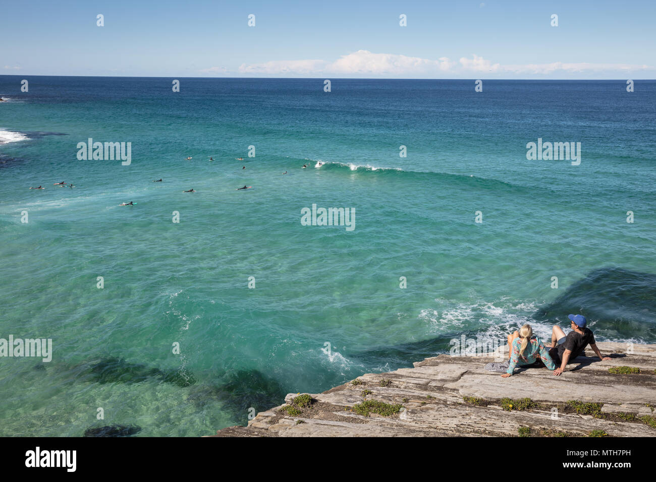 Watchng die Surfer an Bronte Beach in Sydney, NSW, Australien Stockfoto