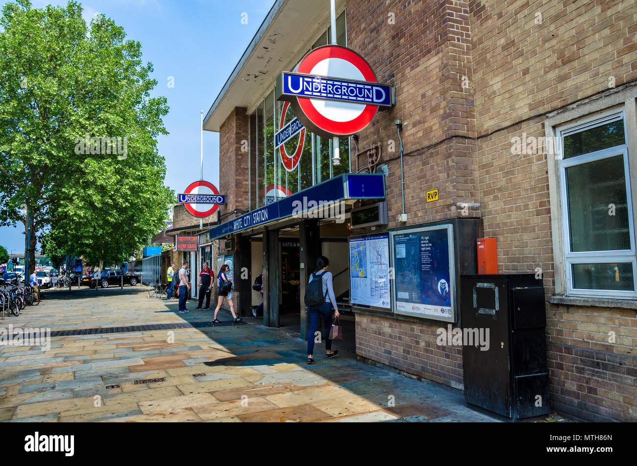 Ein Blick auf die Vorderseite der Weißen Stadt London Underground Station als aus Holz gesehen. Stockfoto