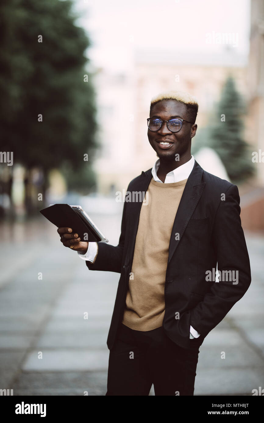 Geschäftsmann mit seinem Tablet Computer in der Stadt. Stockfoto