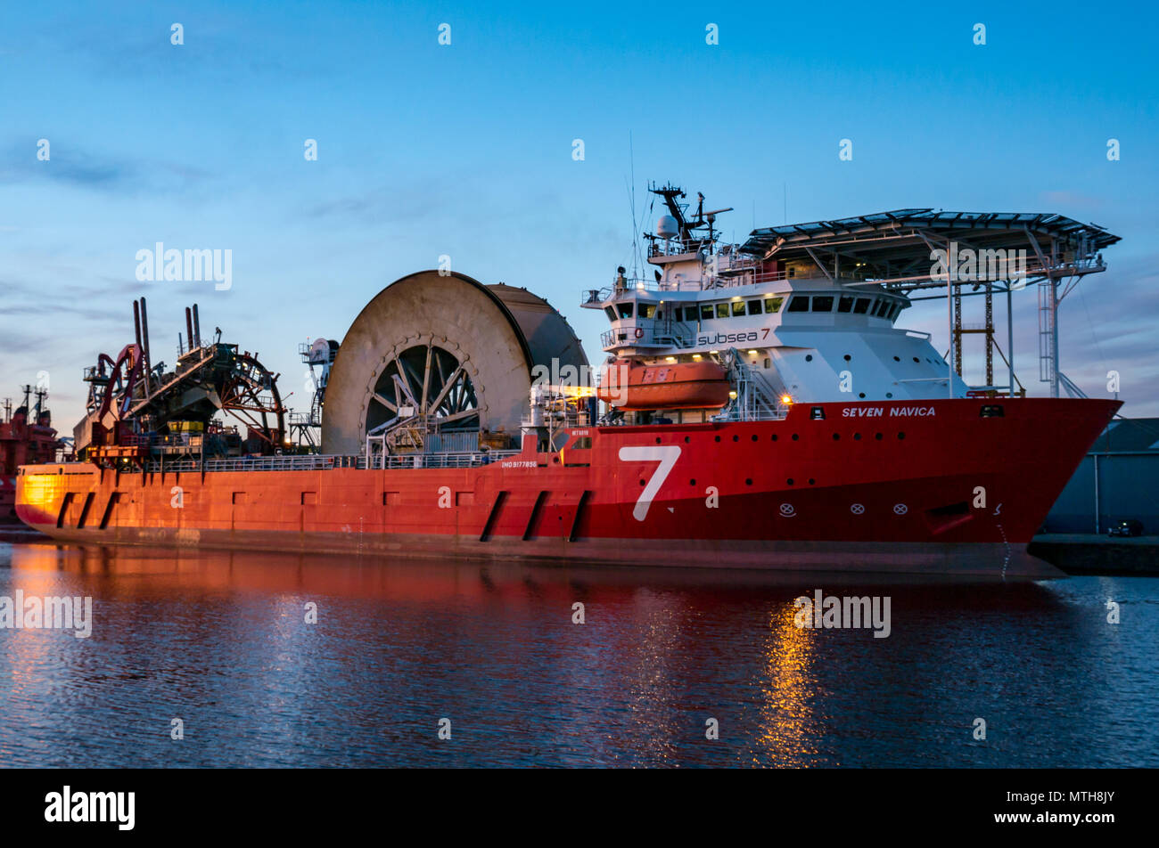 Subsea 7 Schiff, sieben Navica, rohrverlegung Schiff Rockwater 1, Eingang Becken, Leith Docks, Edinburgh, Schottland, UK bei Sonnenuntergang mit Reflexionen im Wasser Stockfoto