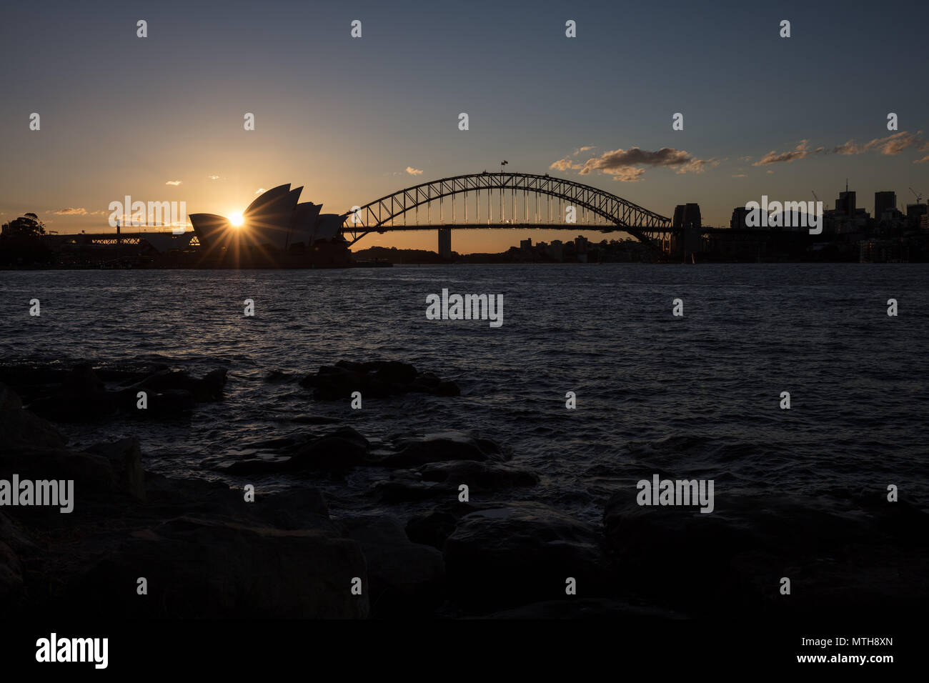 Sonnenuntergang über SydneyOpera House im Hafen von Sydney, NSW, Australien Stockfoto