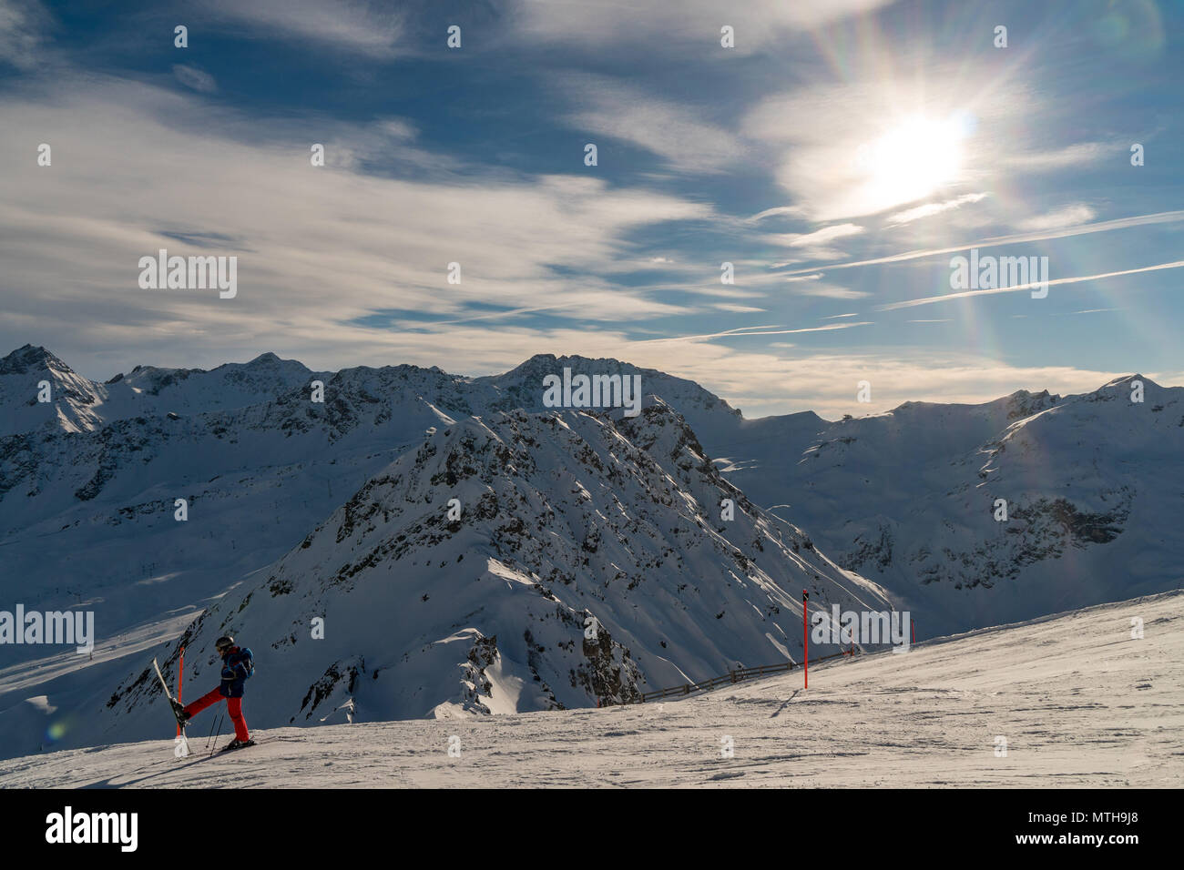 Bergblick mit Skifahrer vor blauem Himmel und sonnig. Stockfoto
