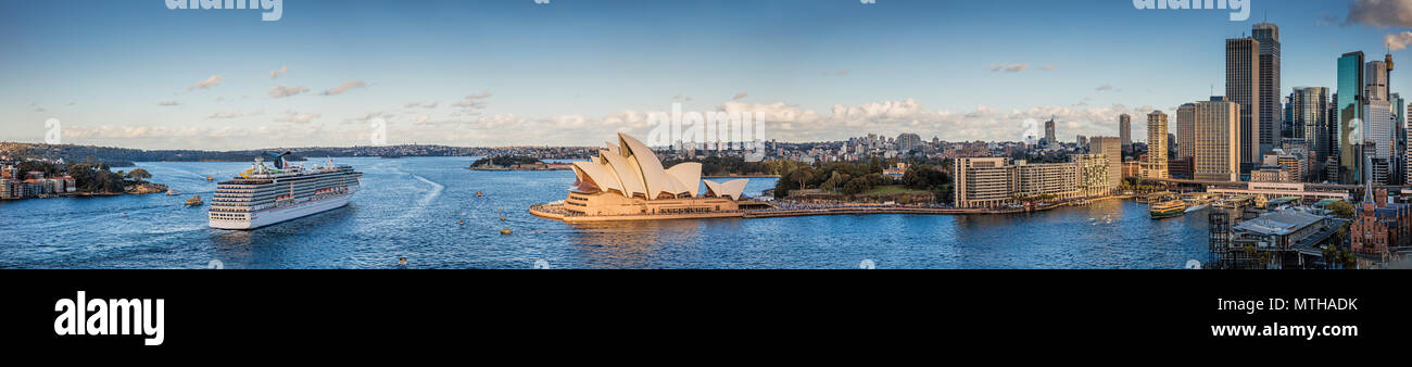 Panoramablick auf den Hafen von Sydney und die Skyline der Stadt, Sydney, NSW, Australien Stockfoto