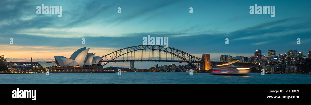 Panoramablick auf den Hafen von Sydney und die Skyline in der Dämmerung, Sydney, NSW, Australien Stockfoto