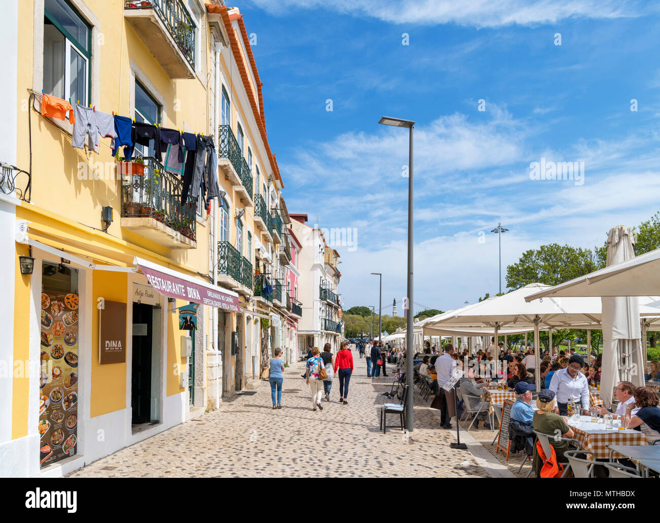 Cafés und Restaurants in der Rua Vieira Portuense, Jardim de Belem, Belem, Lissabon, Portugal Stockfoto