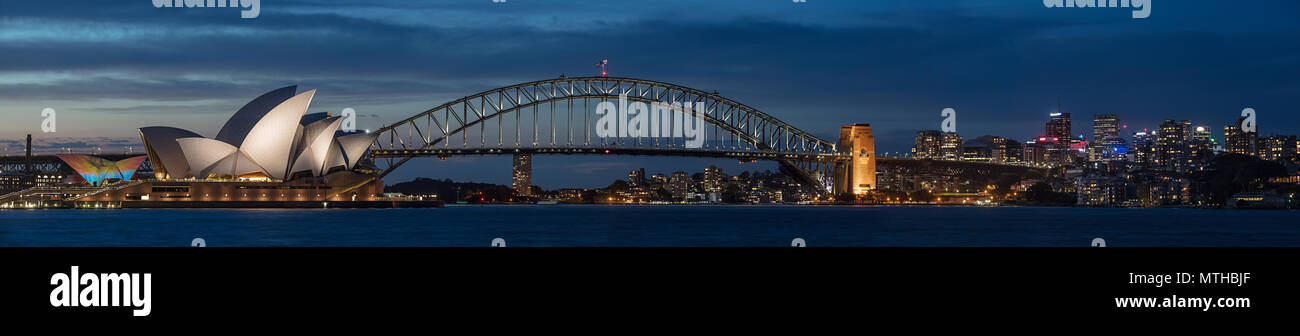 Panoramablick auf den Hafen von Sydney und die Skyline in der Dämmerung, Sydney, NSW, Australien Stockfoto