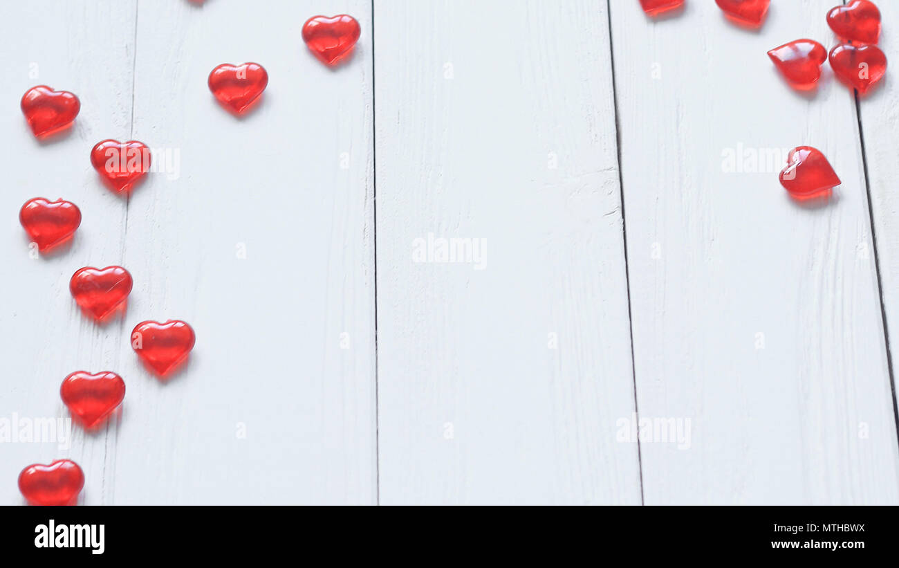 Hintergrundbild von roten Herzen auf hellen Hintergrund. Stockfoto