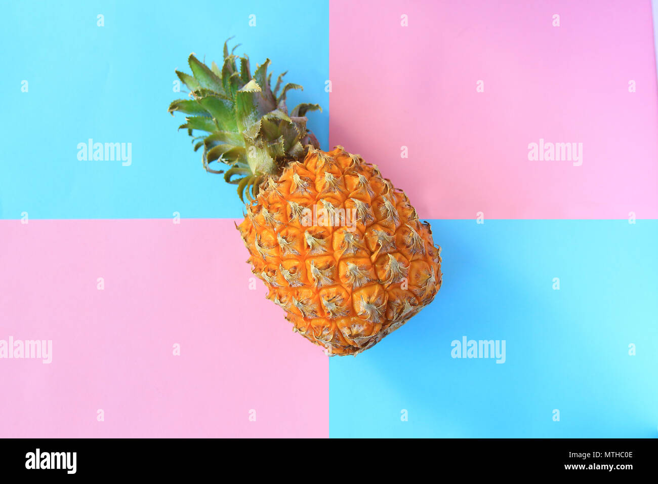 Ananas auf die Pastellfarben Hintergrund blau Hellrosa Minimal Style Stockfoto