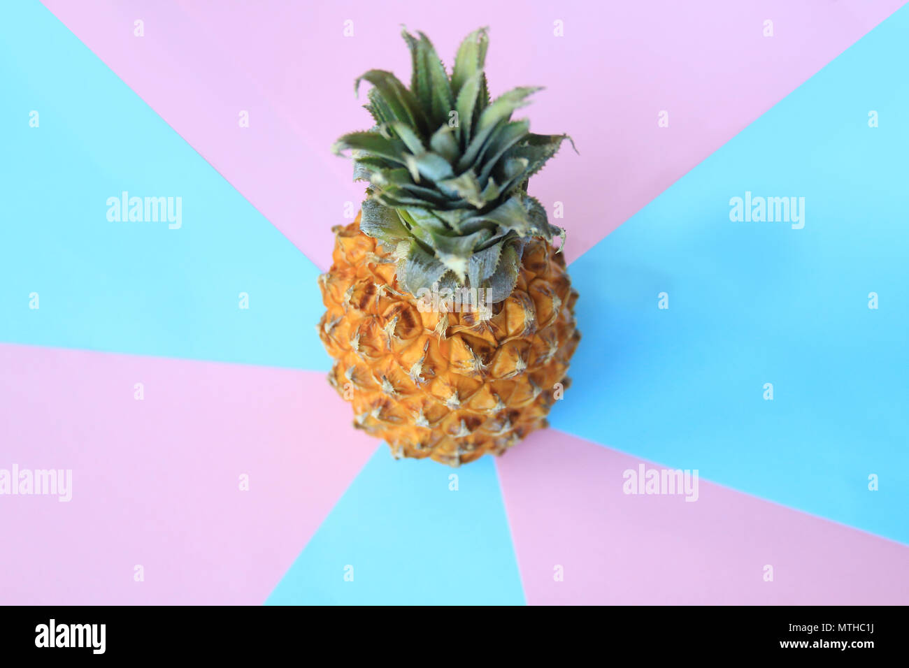 Ansicht von oben. reife Ananas auf einem hellen Hintergrund Stockfoto