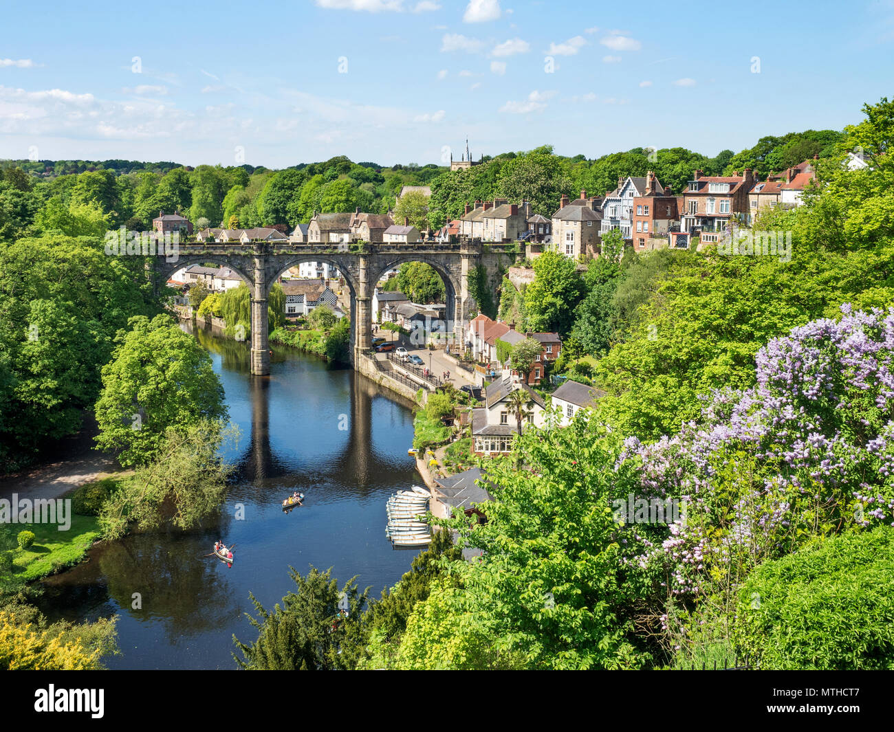 Eisenbahnviadukt über den Fluss Nidd im Frühjahr auf Knaresborough North Yorkshire England Stockfoto