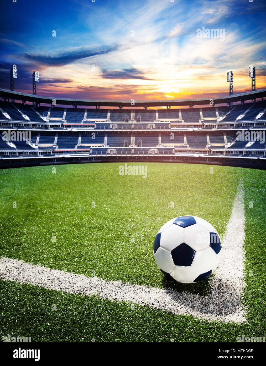 Konzept der Fußball wm oder nationale Meisterschaft Stadion Hintergrund mit Fußball-Ball auf dem großen Feld Stockfoto