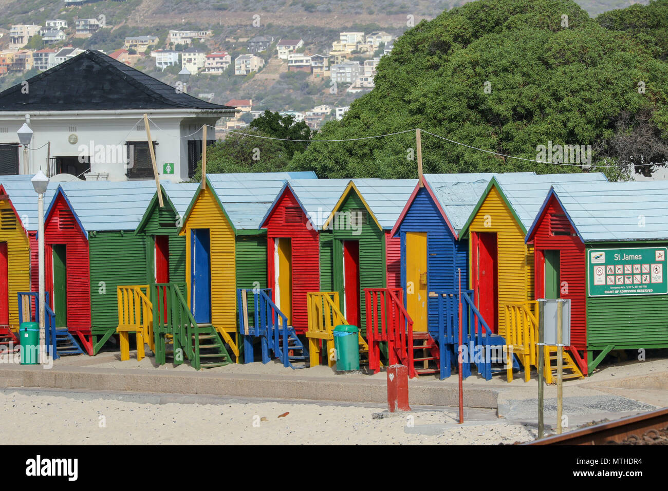 Bunten Badekabinen am Glen cairn Strand, Garden Route, Südafrika Stockfoto